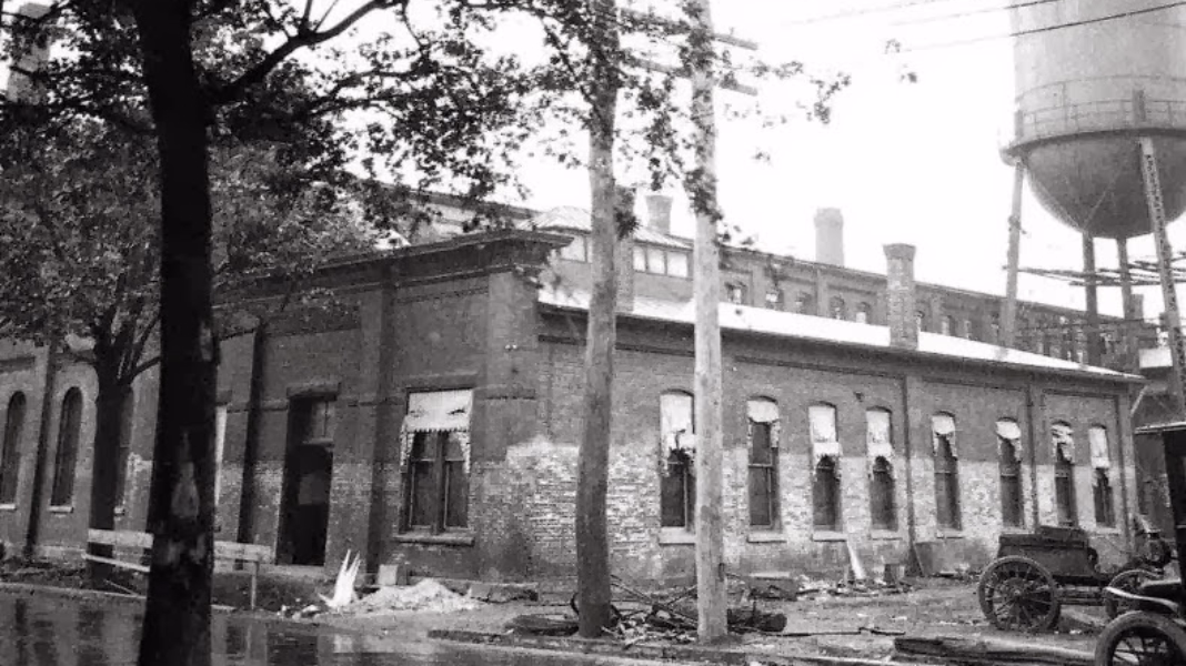 Erie circa 1915 - Flood damage at Jarecki Manufacturing building