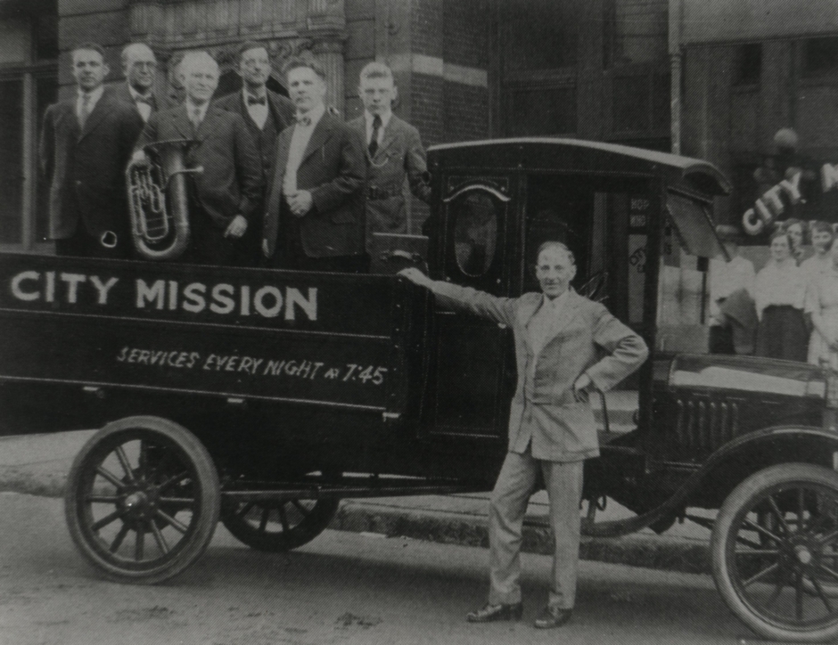 Billy-Sunday-with-car-advertisement