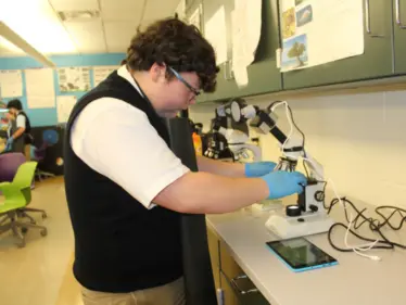 DuBois students uses new digital microscope