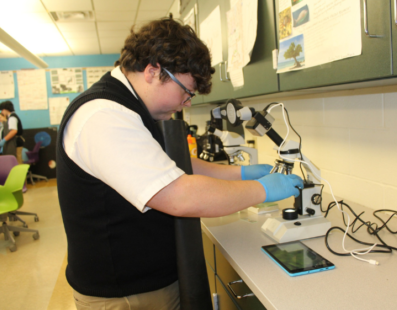 DuBois students uses new digital microscope